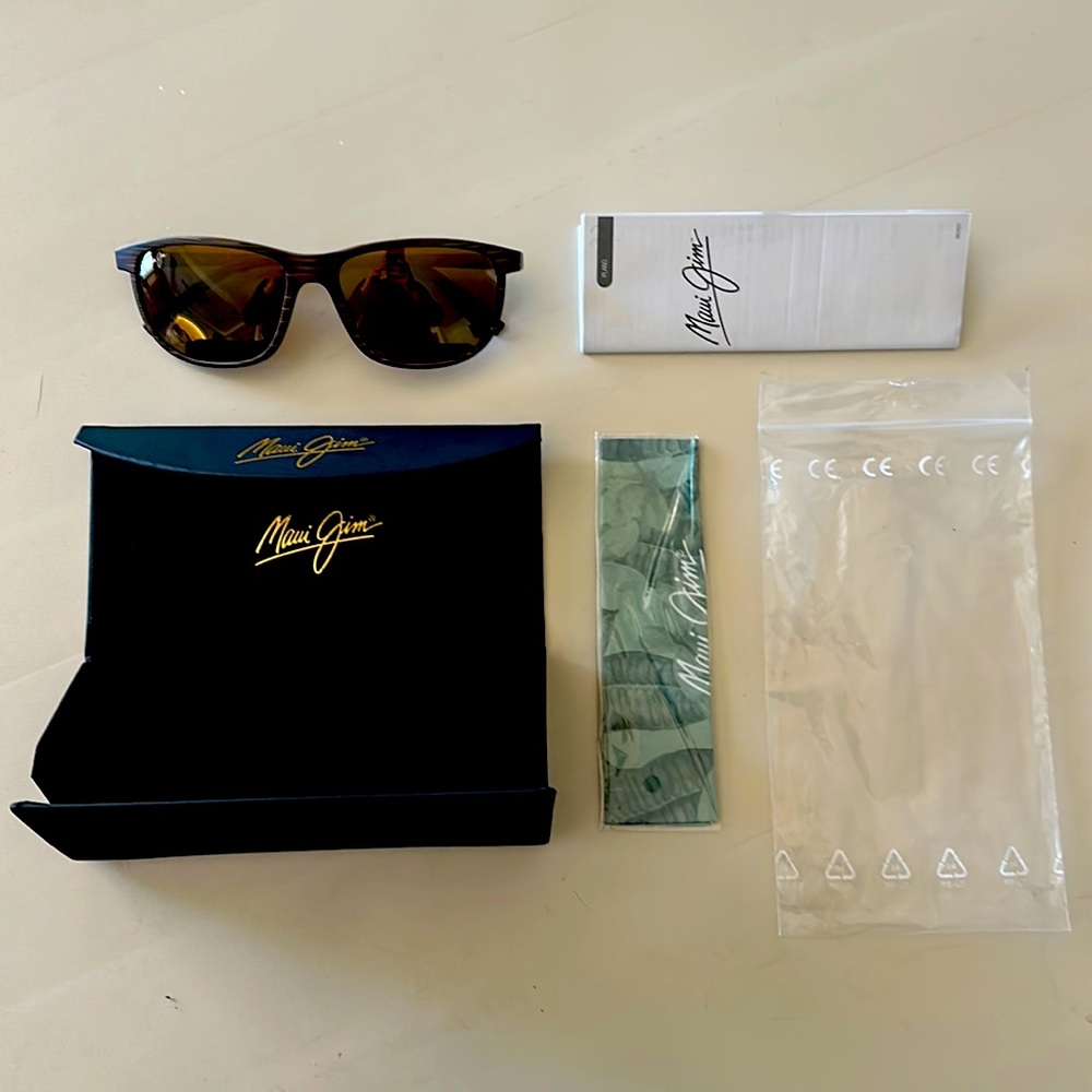 MAUI JIM LELE KAWA
Polarized Classic Sunglasses - Brown Stripe